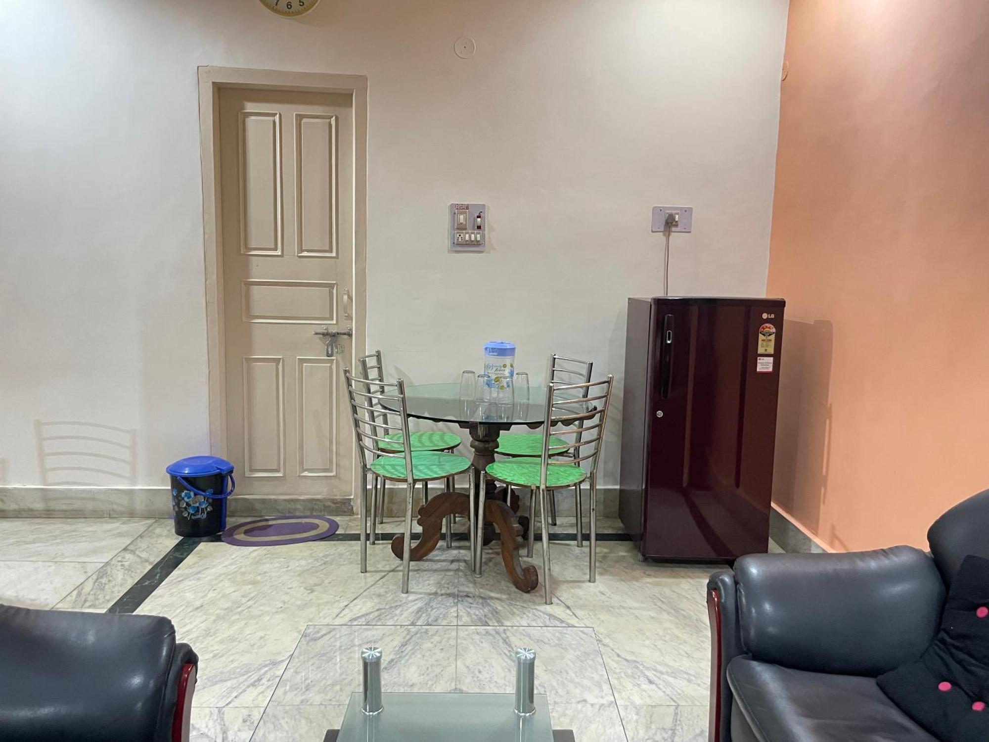 מוזאפרפור Hotel Swarg International מראה חיצוני תמונה